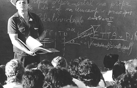 César Lattes em sala de aula