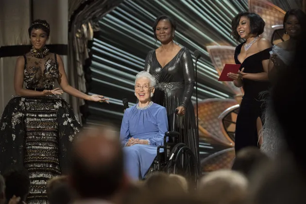 Katherine Johnson, a matemática da NASA, ao lado das atrizes de "Estrelas Além do Tempo" no palco do Oscar 2017.