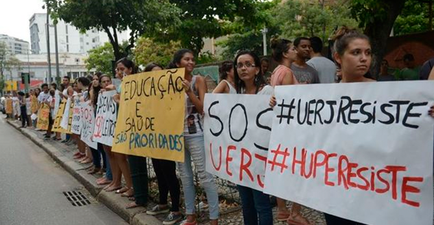 Imagem de funcionários da UERJ e do Hospital Universitário Pedro Ernesto protestando com cartazes